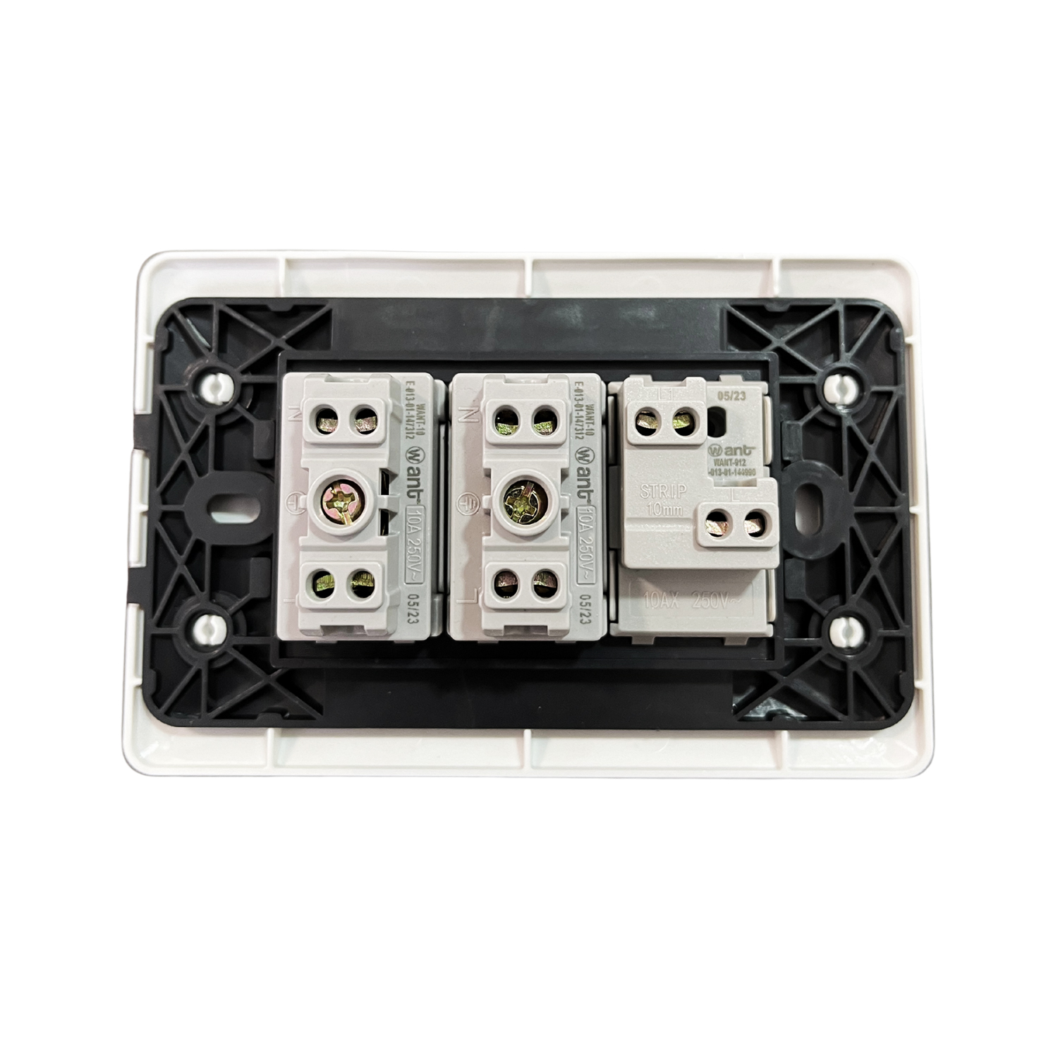 Pack 10 Tomacorriente Doble 10A 250V + Interruptor Simple 9/12 10A 250V Blanco (SKU:36095-10) https://www.hbled.cl/wp-content/uploads/2025/04/36095.jpg