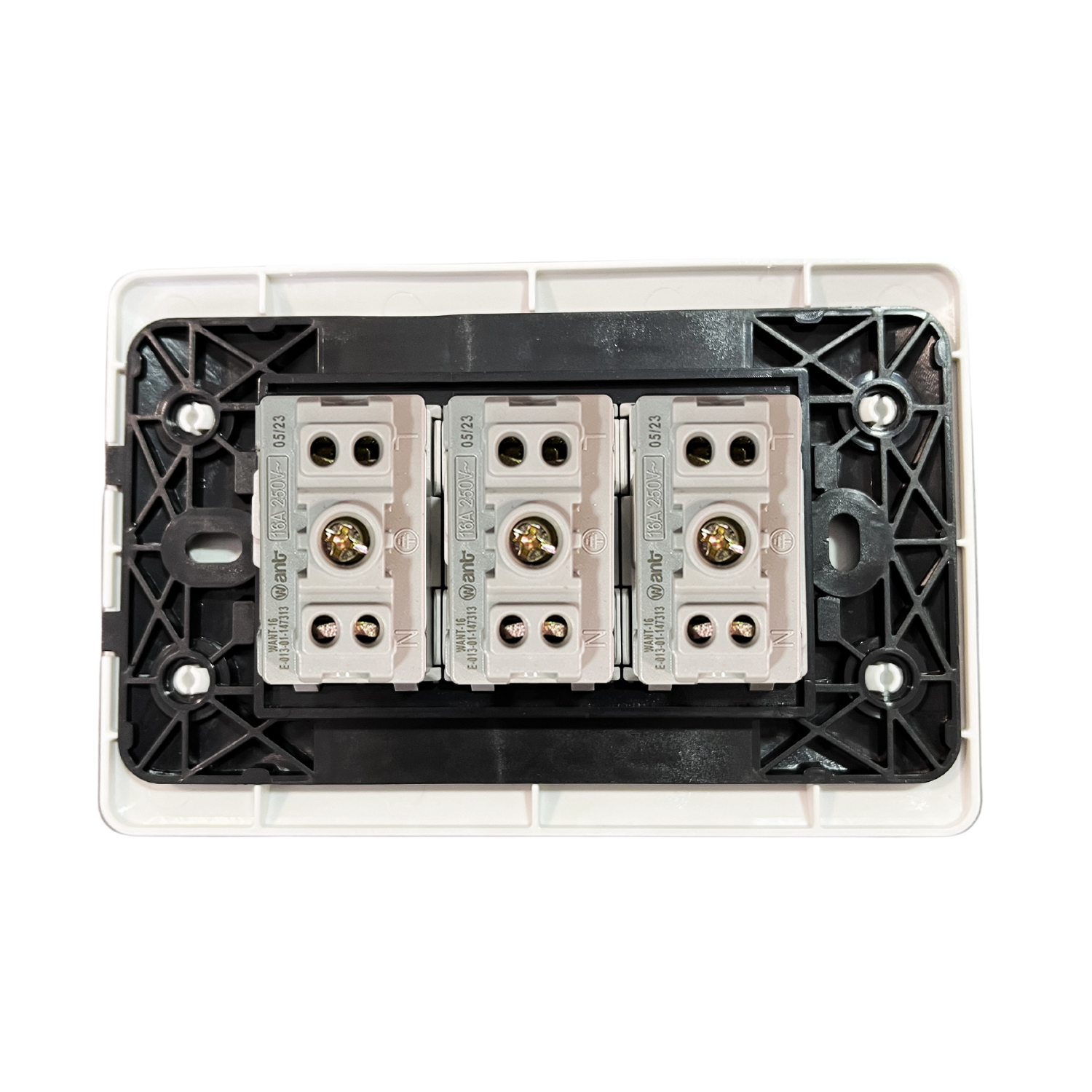 Pack 5 Tomacorriente Triple 10/16A 250V Blanco https://www.hbled.cl/wp-content/uploads/2025/04/36098.jpg