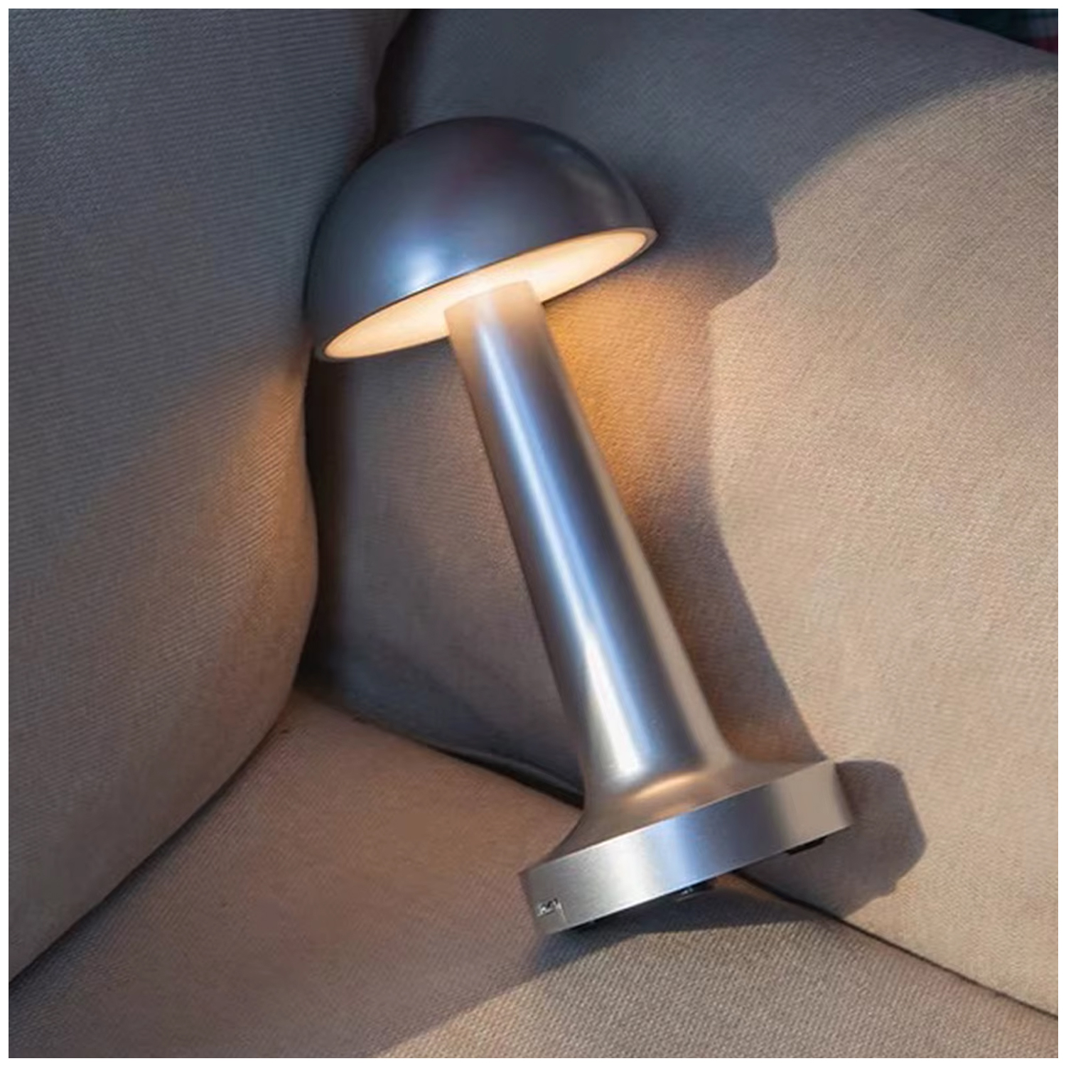 Lámpara de Mesa LED Recargable «Mushroom LED» Dimeable https://www.hbled.cl/wp-content/uploads/2025/04/36592-6.jpg
