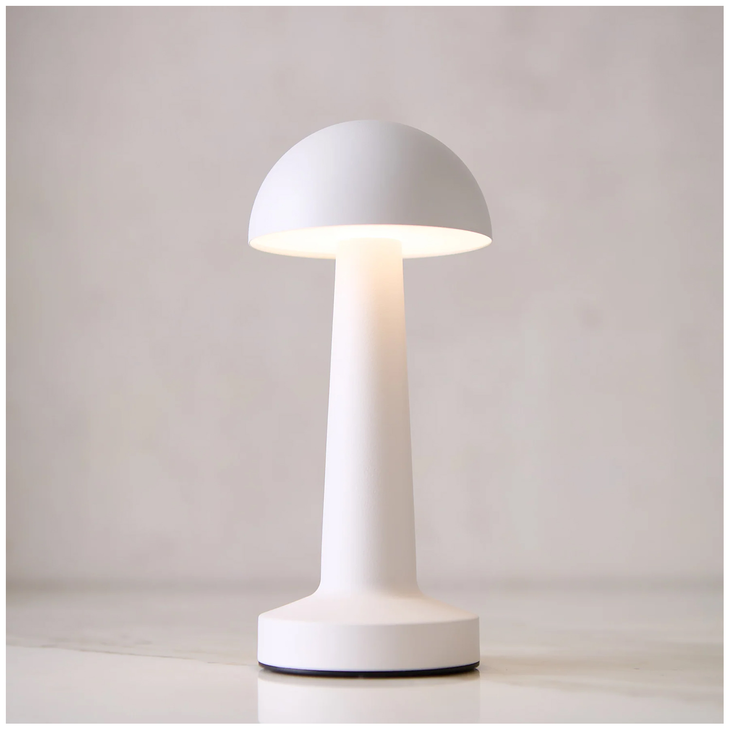 Lámpara de Mesa LED Recargable «Mushroom LED» Dimeable https://www.hbled.cl/wp-content/uploads/2025/04/36593-4.jpg