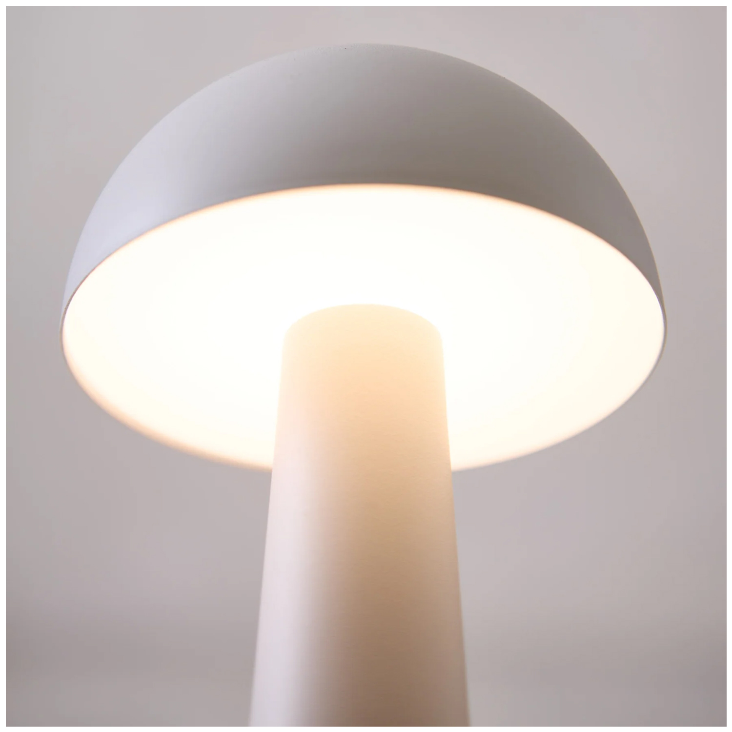 Lámpara de Mesa LED Recargable «Mushroom LED» Dimeable https://www.hbled.cl/wp-content/uploads/2025/04/36593-5.jpg