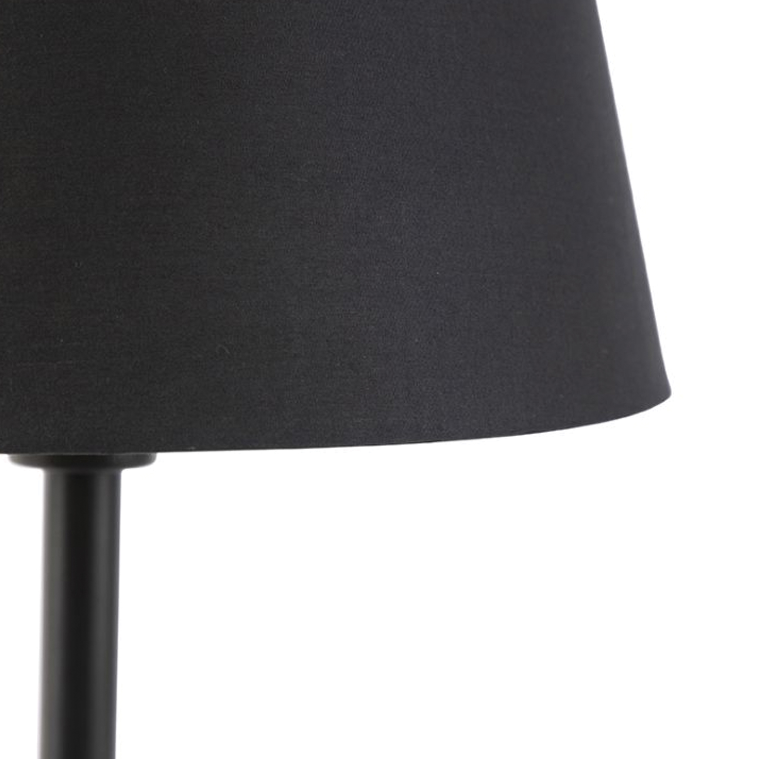 Lámpara de Mesa «Leonor» Con Pantalla E-27 Negro https://www.hbled.cl/wp-content/uploads/2025/04/LC0140-3.jpg